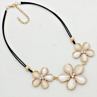 iLLASPARKZ Marbleized Crystal Flower Necklace